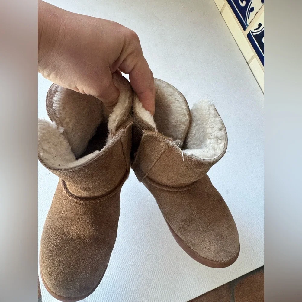 UGG Toddler Classic Short Boots Brown Suede Shearling Cozy Winter Shoes Scandi